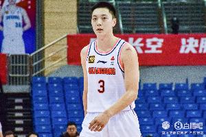 胡中锋！全运会首战胡明轩贡献7分5板3助4断 官网给的位置是中锋