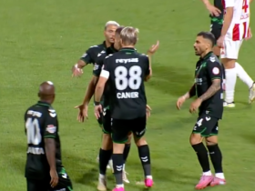 活久见，土耳其后卫埃尔金掌掴队友染红，之后被俱乐部三停