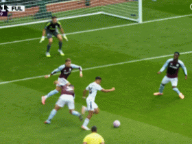 英超官方：VAR认定卡什不构成手球犯规，手臂处于合理位置