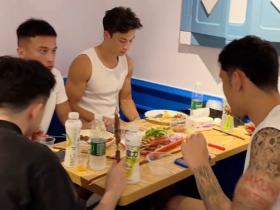 爱吃家乡菜，拜合拉木带队友光顾深圳一家新疆烧烤抓饭店