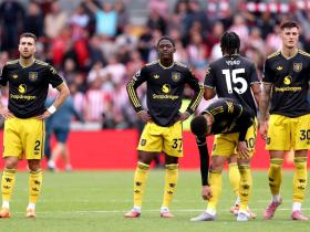 TA：本赛季曼联的表现确实有所提升，现在更像一支中游球队了