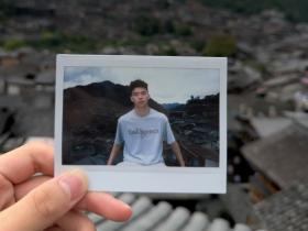 放松一下，王钰栋来到贵州西江千户苗寨游玩