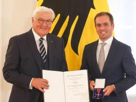 德国总统在统一日前举行表彰仪式，拉姆被授予联邦十字勋章