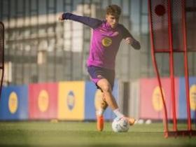 每体：巴萨今日完成本周最后一次训练，弗里克因私事缺席