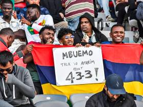 非洲球迷在看台打标语：姆伯莫，跟阿莫林聊聊4-3-3吧