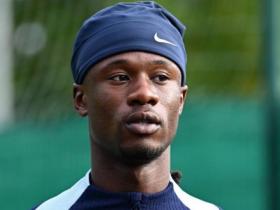 队报：由于法国队中场竞争激烈，卡马文加可能得改踢左后卫