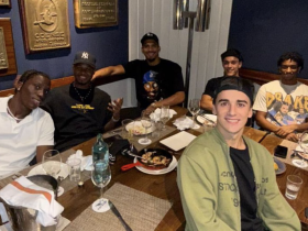 小聚一下，加维晒与法蒂、莫里巴等人聚餐合照