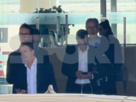 每体：门德斯抵达巴塞罗那，将在德容续约当天与巴萨高层会面