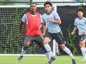 记者：谢鹏飞和戴伟浚仍在康复中，并未随申花队出征青岛客场