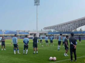 记者：蒋圣龙因其妻子生产已飞回上海，能否出战西海岸存疑