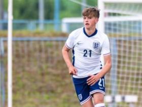 天空：纽卡击败曼联等队签下15岁肯钦顿，他被与斯通斯比较