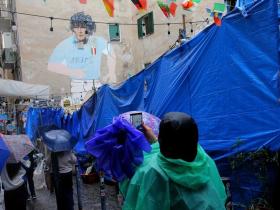 不满警方查封货物，当地商贩封锁了那不勒斯的马拉多纳广场