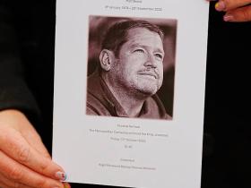 利物浦女足前主帅比尔德的葬礼举行，超过六百人参加