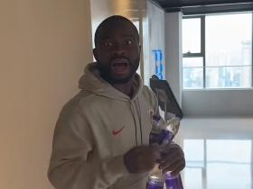 又飙中文！纳萨里奥躲在墙后吓阿奇姆彭，阿奇姆彭：WCNMLGB