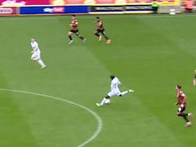 复制小贝，巴恩斯利球员雷耶斯-克利里打进一脚半场吊射