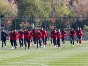 亚泰官方：昨天罗西奇和奥莫因伤没参加训练，正进一步康复中