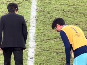 尊重前辈，柔佛韩国外援朴俊炯向蓉城韩国教练组成员鞠躬致敬