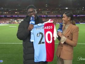 节目直播中，理查兹收到一件阿森纳与曼城的缝合球衣