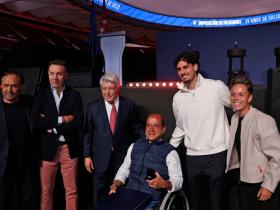 陪伴是最长情的告白，马竞给会龄达25年的会员颁发银质纪念章