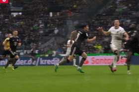 想打NBA？于帕梅卡诺在争抢球权时，用手将球捞走并吃到黄牌