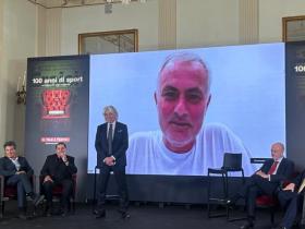 穆帅：赢下米兰德比后，加利亚尼和贝总亲临更衣室向我们祝贺