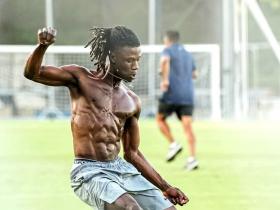 肌肉线条完美，卡马文加晒出自己练习拳击的照片