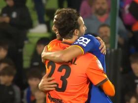 兄弟情深，马约拉尔替补上场后先找对面阵中的哥哥拥抱寒暄