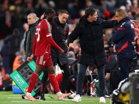 邮报：范戴克和科纳特在比赛结束后立即安慰了染红离场的纳洛