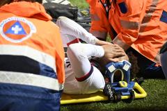 队报：由于右大腿肌肉严重撕裂，杜埃将伤缺数周