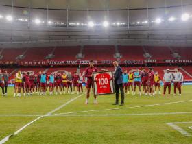 海港今日训练前，党总支书记沙良昌为李帅颁发百场纪念球衣