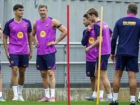 世体：莱万和奥尔莫回归训练，这为弗里克的战术提供更多选择