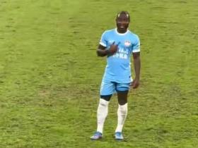 成都1-2河南赛中，阿奇姆彭遭看台球迷竖中指+骂黑鬼