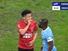 甘超对阿奇姆彭做闭嘴手势，钟义浩扳平比分后做同样手势回击