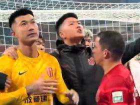球迷怒喷后蹇韬回应：输球又怎么样？随后被韦世豪、甘超拦下