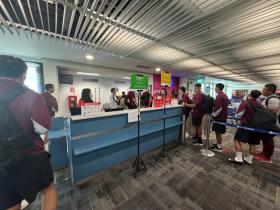 记者：海港抵达武里南，莱昂纳多、加布、李帅、刘若钒伤缺