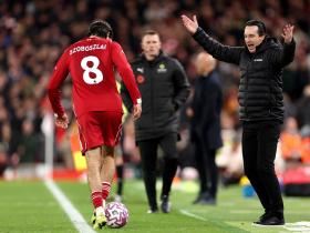 索博斯洛伊在比赛里带球“过”埃梅里来拖延时间，吃到黄牌