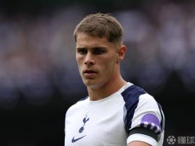 TA评范德芬未向观众谢场：不必上纲上线，有时谢场只是走流程