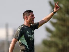 连续两赛季带不同球队欧战做客安菲尔德，阿隆索成历史第三人