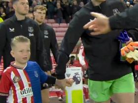 皮克福德对阵母队桑德兰，其儿子身穿桑德兰+埃弗顿拼接球衣