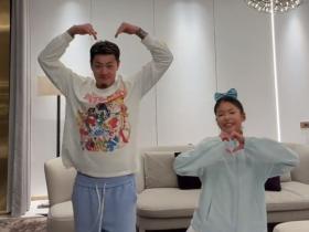 王大雷晒和女儿一起跳舞的视频，韦世豪：有点卡哇伊了
