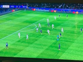 因伤无缘本场比赛，穆西亚拉在家用电视观看拜仁vs巴黎