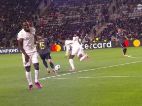 拉维亚开赛8分钟离场，球迷：他是我见过最易受伤的球员之一