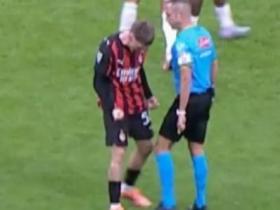 萨勒马克尔斯比赛里与裁判对峙，还被裁判踢了一脚